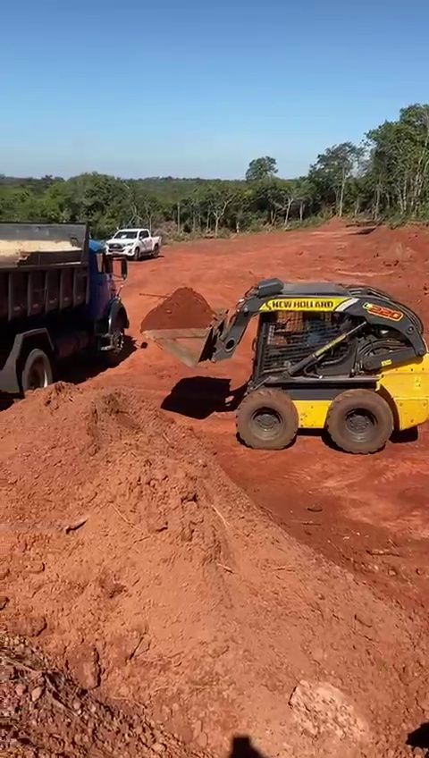 Mini carregadeira New Holland em operação