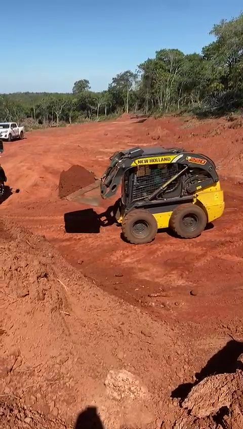 Mini carregadeira New Holland em operação