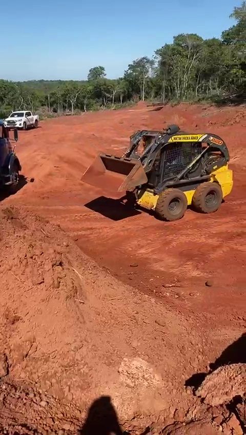 Mini carregadeira em terreno