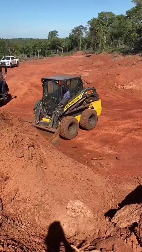 Mini carregadeira em obra